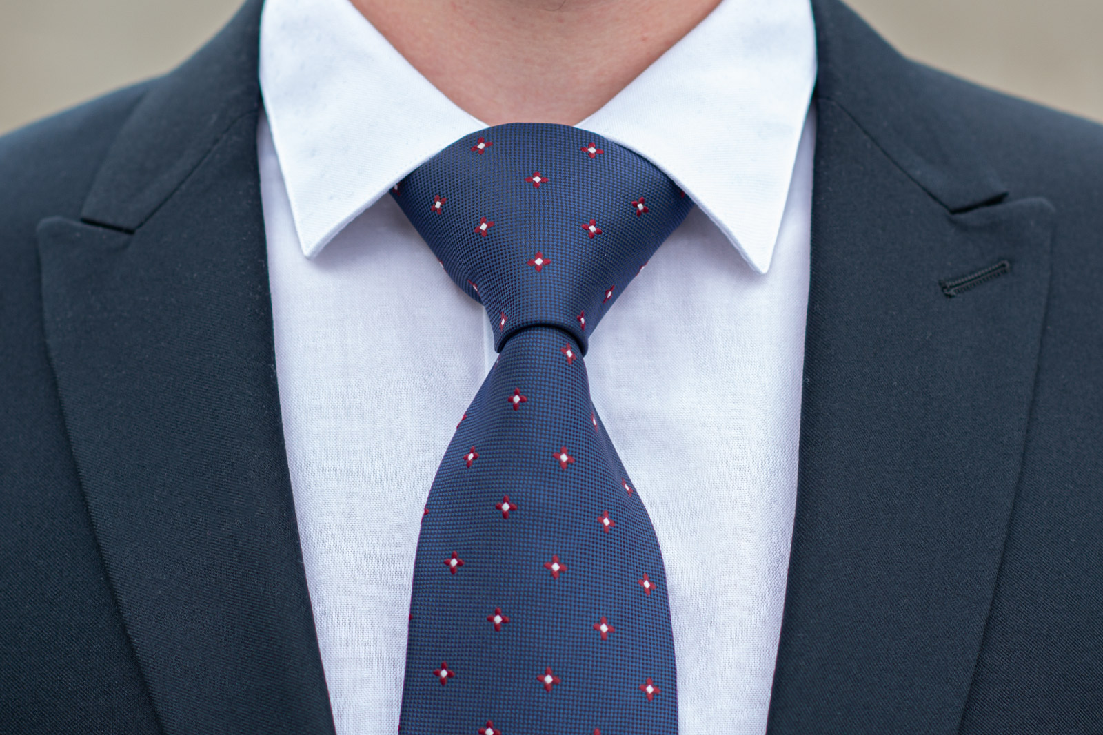 Uvázaná modrá kravata na bílé košili