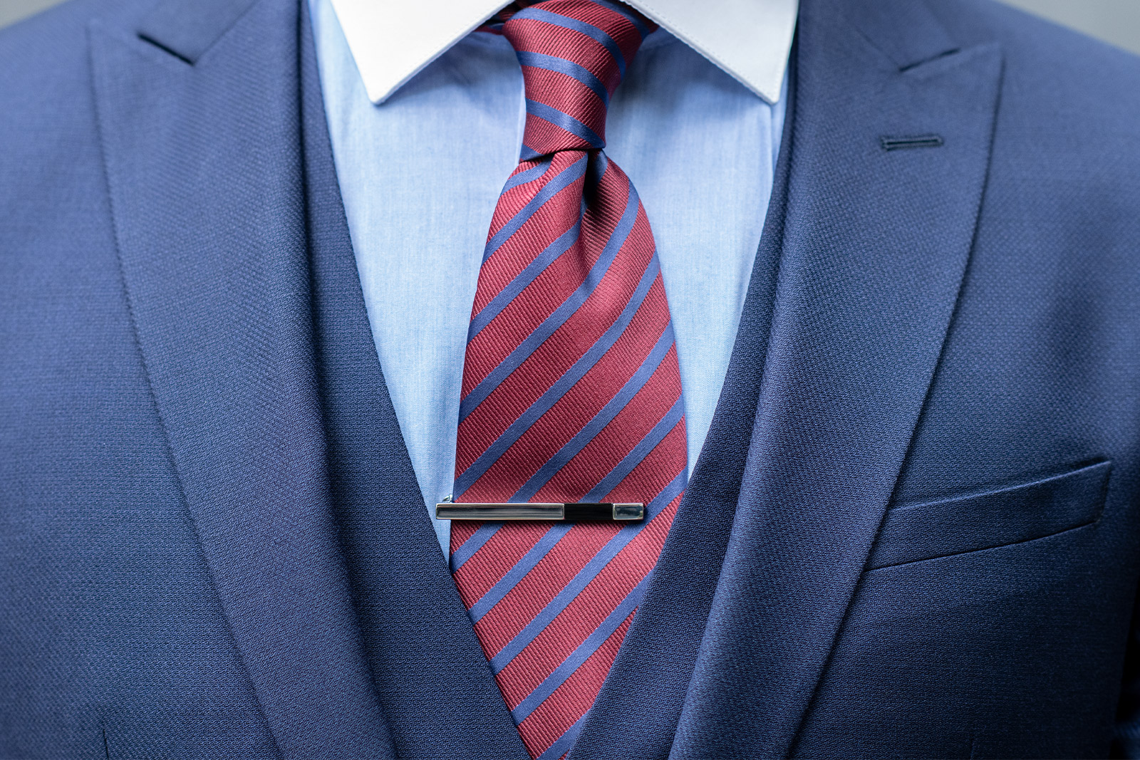 Kravatová spona na kravatě s diagonálními pruhy
