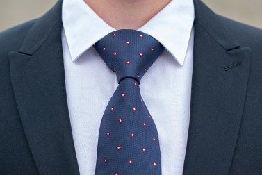 Uvázaná modrá kravata na bílé košili
