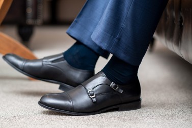 Černé ponožky v černých monk botách