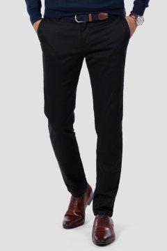 Černé bavlněné pánské kalhoty Petrano na postavě s hnědou obuví