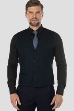 Černomodrá károvaná vesta Tamazi na postavě s černou košilí