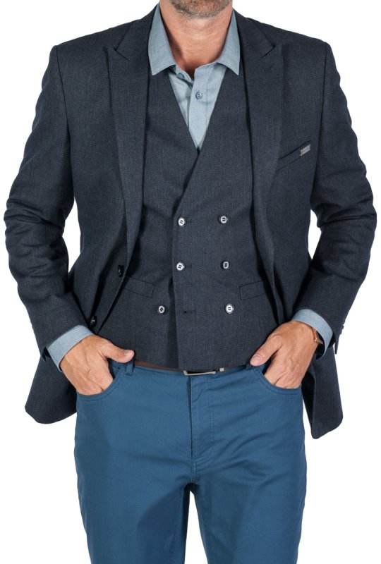 Tmavě modrá dvouřadá vesta Divito na postavě se sakem