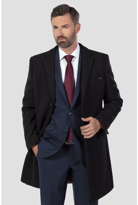 Černý pánský kabát SLIM Vicenti na postavě s oblekem