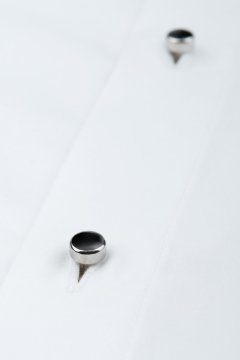 Detail černých knoflíčků u bílé pánské košile REGULAR Avendux