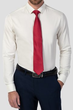 Pánská košile krémové barvy s dvojitou manžetou SLIM Catedux na postavě s červenou kravatou