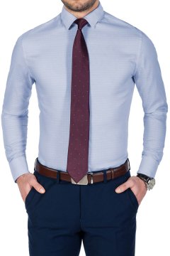 Modrá pánská košile s jemným vzorem SLIM Respire na postavě s kravatou