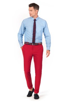 Červené bavlněné kalhoty ESENTE na postavě s mokasínami a modrou košilí