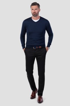 Černé bavlněné pánské kalhoty Petrano na postavě s hnědou obuví a modrým svetrem