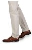 Detail nohavic béžových pánských kalhot Remedi na postavě s hnědou obuví