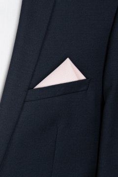 Růžový čtvercový kapesníček do saka Casio 10 na postavě v tmavém obleku