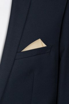 Béžový čtvercový kapesníček do saka Casio 11 na postavě s tmavém obleku