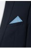 Modrý čtvercový kapesníček do saka Casio 15 na postavě v tmavém obleku