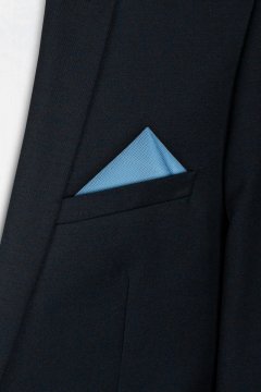 Světle modrý čtvercový kapesníček do saka Casio 16 na postavě v tmavém obleku