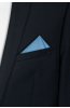 Světle modrý čtvercový kapesníček do saka Casio 16 na postavě v tmavém obleku