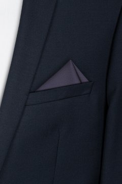 Tmavě fialový čtvercový kapesníček do saka Casio 19 na postavě v tmavém obleku