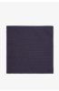 Rozložený tmavě fialový čtvercový kapesníček do saka Casio 19