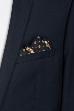 Černý čtvercový kapesníček do saka se vzorem Eusti 06 na postavě v tmavém obleku