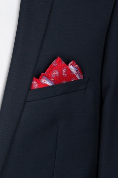 Červený čtvercový kapesníček do saka se vzorem Fagio 02 na postavě v tmavém obleku