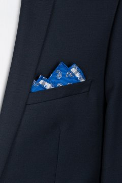 Modrý kapesníček do saka se vzorem Fagio na postavě s tmavým oblekem