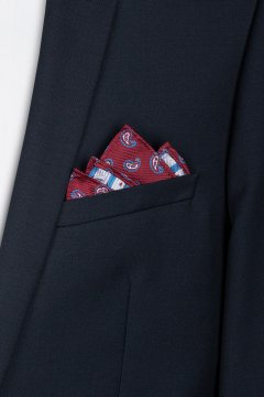 Červený kapesníček do saka se vzorem Fagio na postavě s tmavým oblekem
