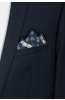 Tmavě modrý kapesníček do saka se vzorem Fagio na postavě s tmavým oblekem