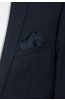 Tmavě modrý kapesníček do saka Galla na postavě s tmavým oblekem