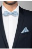 Předvázaný slim lesklý světle modrý pruhovaný pánský motýlek Exclusive na postavě s bílou košilí a tmavým oblekem