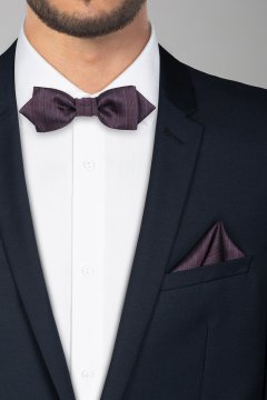 Předvázaný slim tmavě fialový pánský motýlek s proužky Exclusive na postavě s bílou košilí a tmavým oblekem