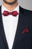 Předvázaný lesklý slim bordó pánský motýlek Galla na postavě s bílou košilí a tmavým oblekem