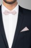 Předvázaný lesklý slim světle růžový pánský motýlek Galla na postavě s bílou košilí a tmavým oblekem