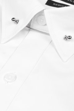 Detail bílé pánská košile s pinem REGULAR Virgill