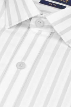 Detail bílé pánské košile s šedým proužkem SLIM Gella