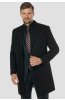 Černý vlněný kabát Sandro na postavě s oblekem a kravatou