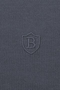 Detail výšivky na šedém pánském svetru Nobilio