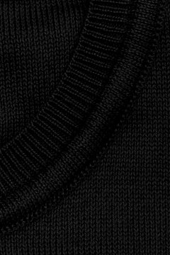 Detail lemu černého pánského svetru Nobilio
