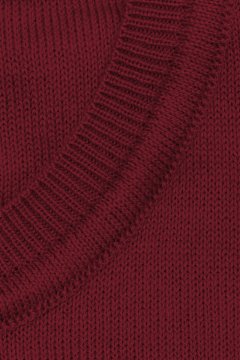 Detail lemu červeného pánského svetru Nobilio