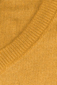 Detail lemu žlutého pánského svetru Valigio