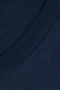 Detail lemu tmavě modrého pánského svetru Valigio