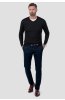 Černý pánský svetr Valigio na postavě s tričkem a kalhotami