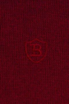 Detail výšivky na červeném pánském svetru Valigio