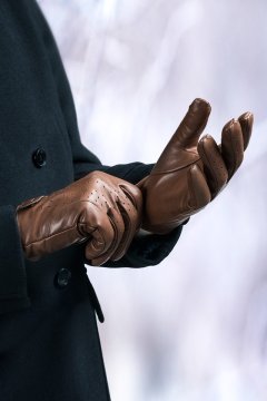 Hnědé pánské kožené rukavice Terzo na postavě s kabátem
