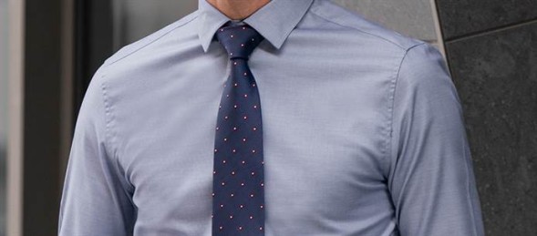 Modrá košile s puntíkovanou kravatou