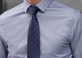 Modrá košile s puntíkovanou kravatou