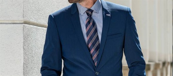 Modré sako s modrou košilí a pruhovanou kravatou