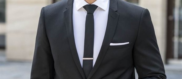 Černá kravata s kravatovou sponou v černém obleku