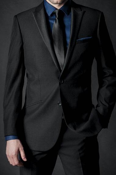 Černý oblek s modrou košilí a černou kravatou