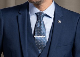 Chcete, aby vaše kravata byla vždy na správném místě? Pořiďte si k ní kravatovou sponu. Podívejte se, jak ji vybrat a nosit.
