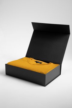 Pánský svetr AREZZIO Ochre v dárkovém boxu