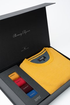 Set pánského svetru EDGARO Ochre a ponožek v dárkovém boxu